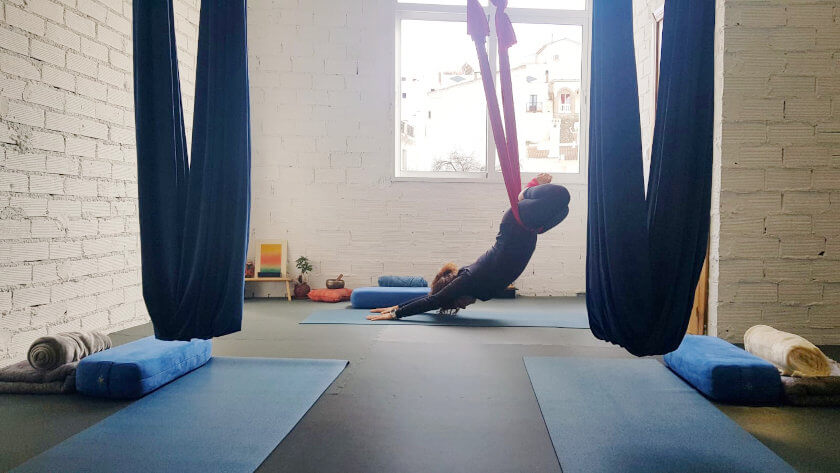 Maria José beoefent yoga in de Arial Yoga Studio in La Viñuela