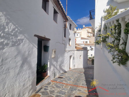 Foto des charakteristischen Stadthauses Casa Afifa in Sedella an der Costa del Sol