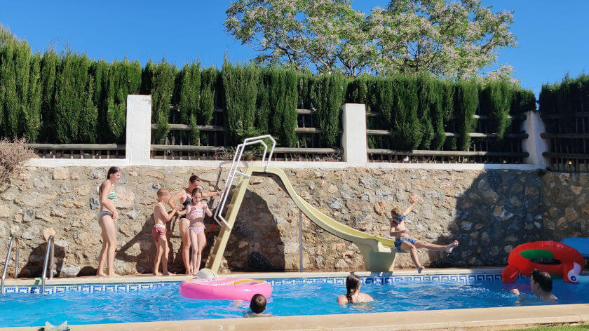 Kinder spielen am Schwimmbad von Casa Lobero in der andalusischen Sonne