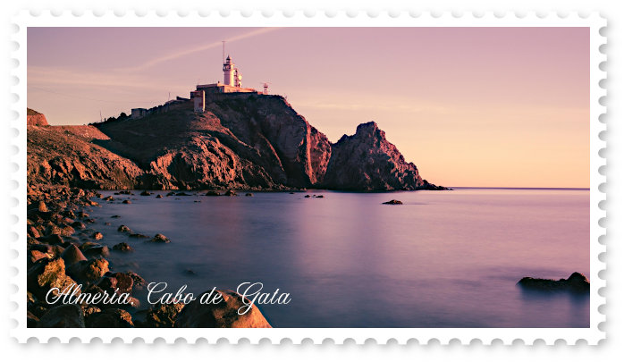 Cabo de Gata met de vuurtoren en de zee bij zonsopgang.