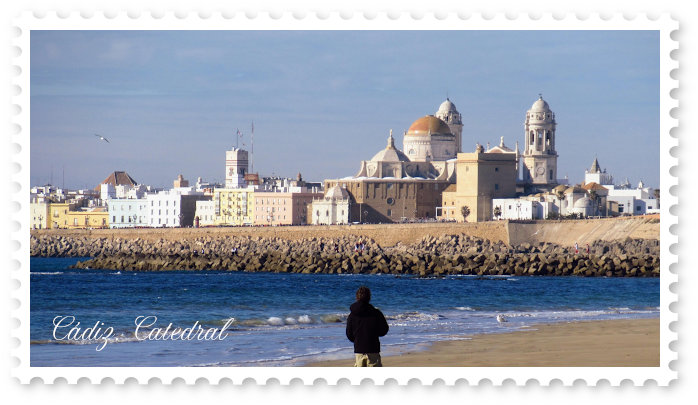 Cadiz vanaf het strand met zee en kathedraal.