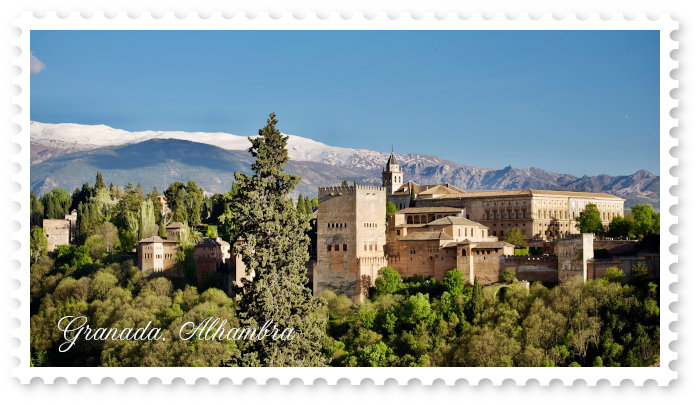 Alhambra de Granada in de zon met de Sierra Nevada op de achtergrond.