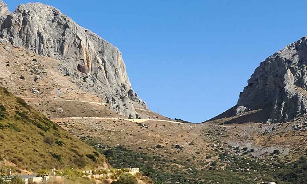 Jacquelin en Martin onderweg naar Alhama de Granada, Foto van de pas oz Zafaraia in de Axarquia