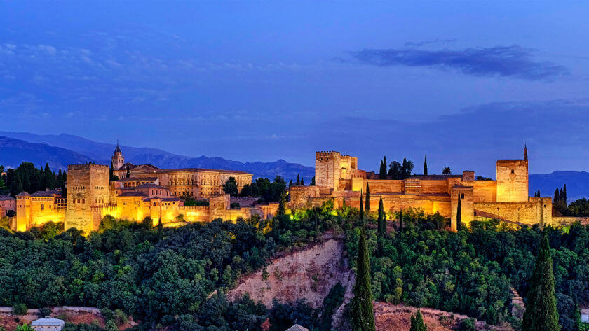Alhambra de Granada bei Nacht beleuchtet