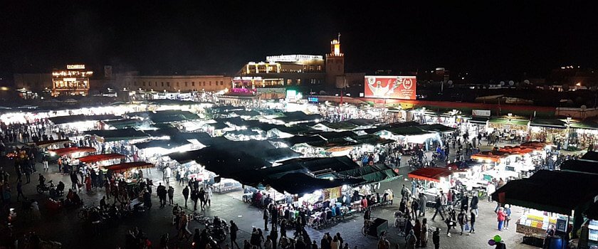 Grosser Marktplatz Jemaa el Fnaa bei Nacht in Marrakesch