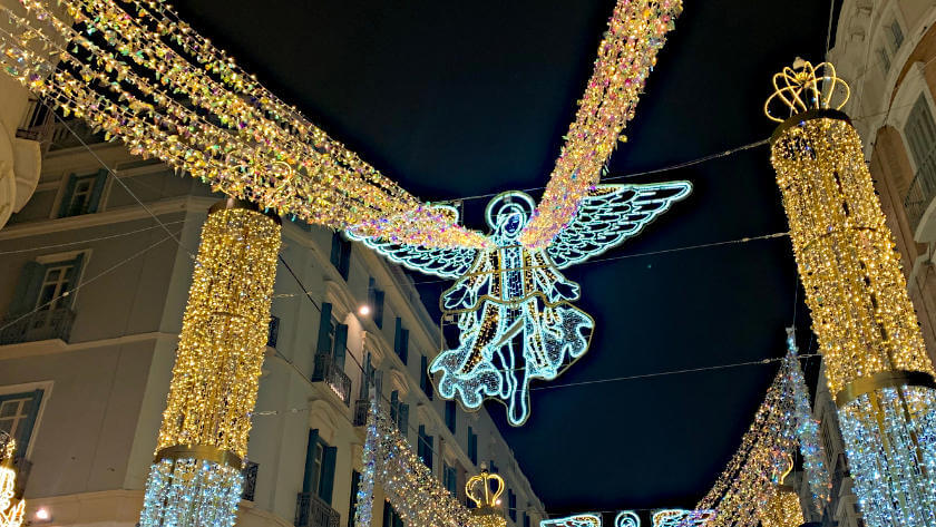 Verlichting in Malaga Kerstengelen in de hoofdstraat