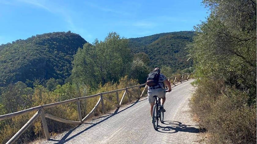 Fahrradfahrer auf der Tour Via Verde in Andalusien