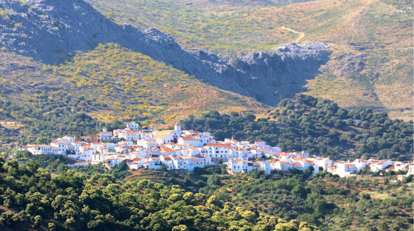 Weißes Dorf in den Bergen der Axarquia and der Costa del Sol