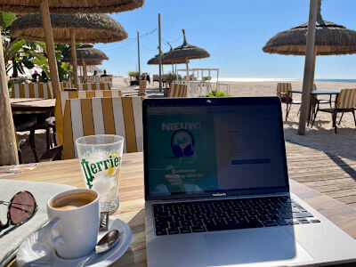 Werken met computer op het strand in Chiriquito met uitzicht op zee.
