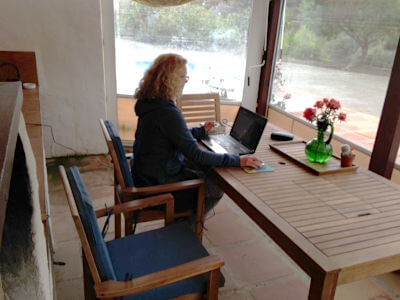 Sonja werkt aan de PC in Andalusië 