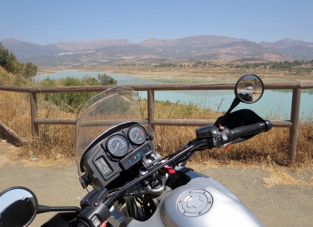 Das Motorrad, das Meer und die Berge