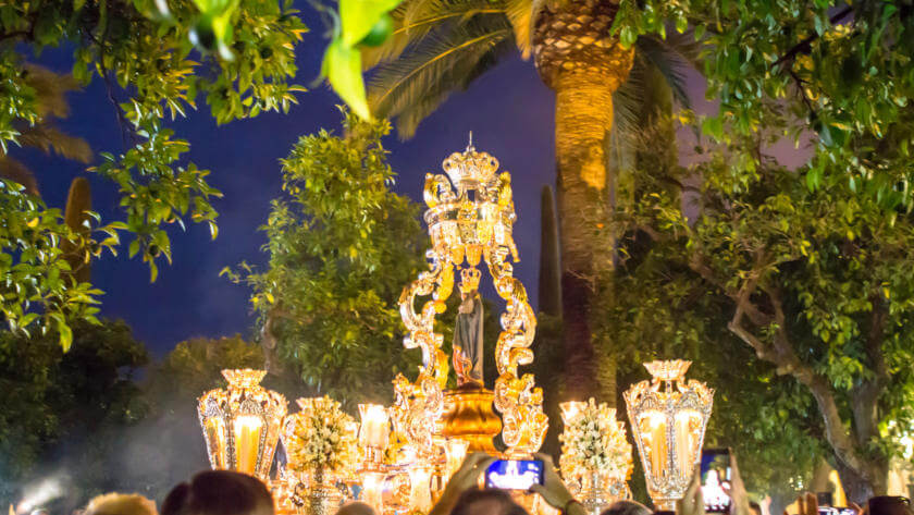 Eine Jesus Statue wird bei Nacht in der Samana Santa unter Palma durch die Stadt getragen