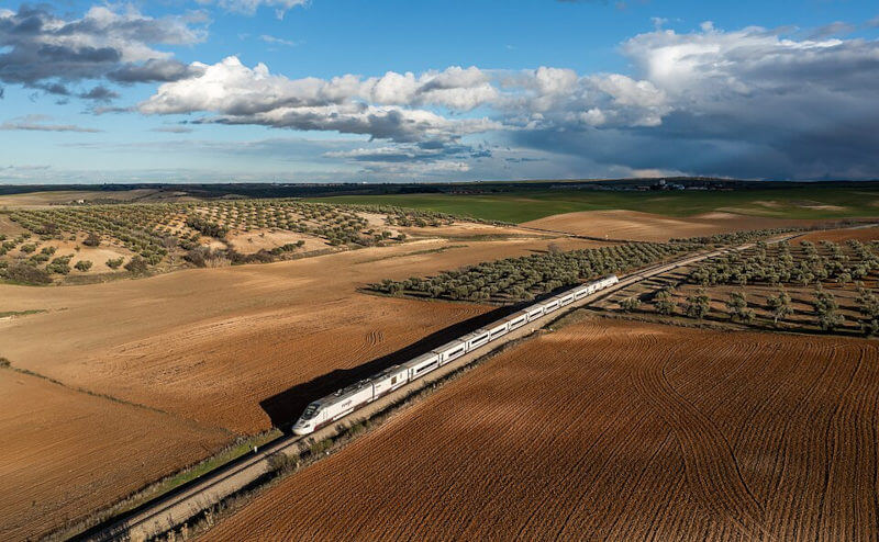 Renfe AVE in het Spaanse landschap