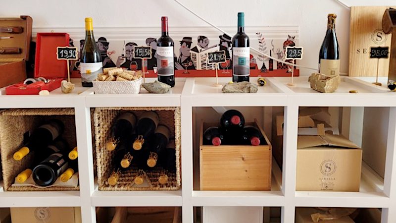 Bar met wijnen voor een wijnproeverij bij Sedella Wines ©Rasja Post
