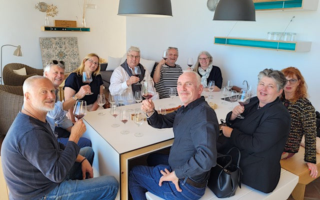 Een gezellig gezelschap tijdens een wijnproeverij in Sedella aan de Costa del Sol ©Rasja Post