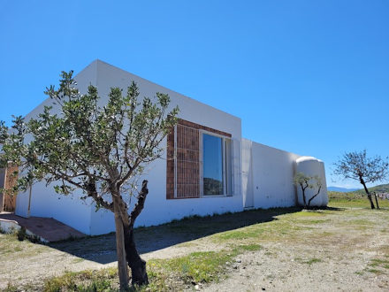 Moderne wijnkelder, omgeven door wijngaarden in de provincie Málaga ©Rasja Post