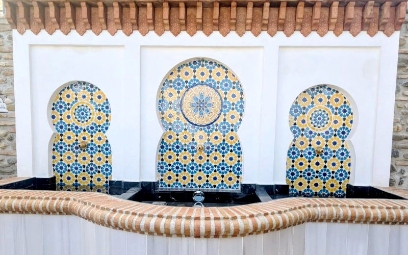 Neuer Brunnen im andalusischem Stil in Vélez-Málaga in der Calle Real
