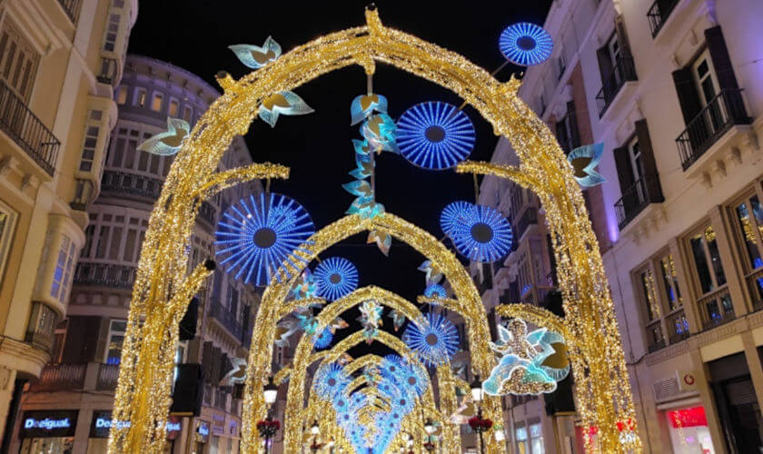 Kerstverlichting in het winkelgebied van Málaga