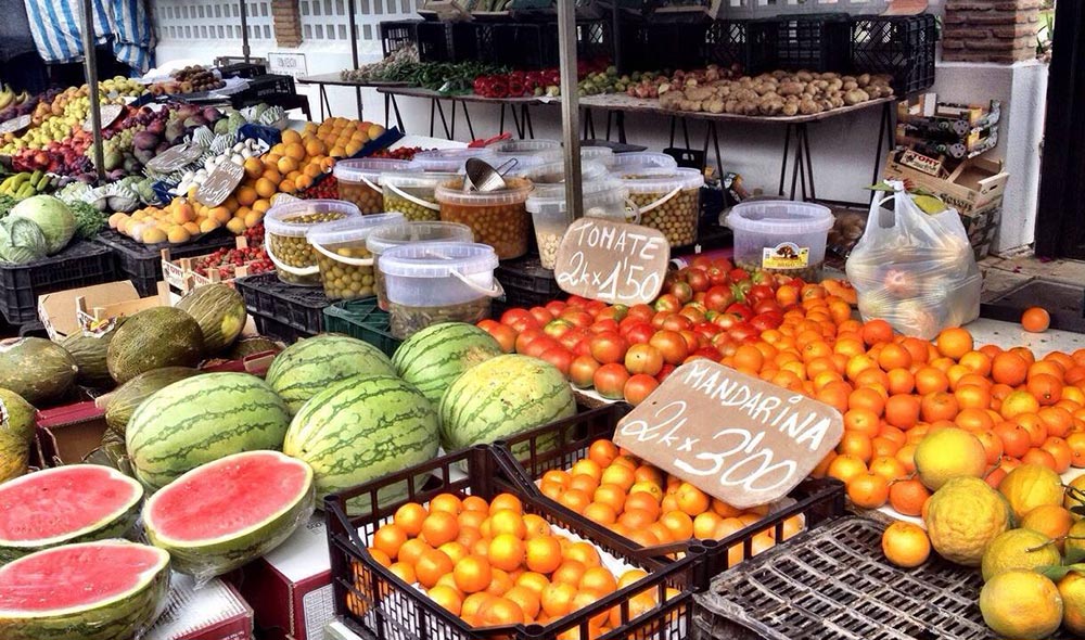 Wekelijkse markt met groenten en fruit in een wit dorpje Andalusië