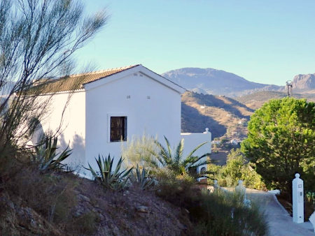 House with stunning mountain views and a concrete driveway