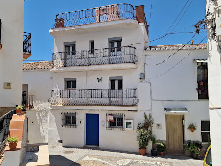 Foto des charakteristischen Stadthauses Casa Bell Vista in Sedella an der Costa del Sol