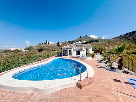 Casa Ladera with terrace and pool in front of the house