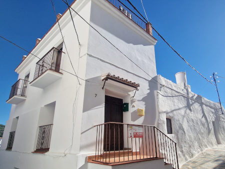 Photo of the front view of the townhouse Casa Narciso for sale in Sedella