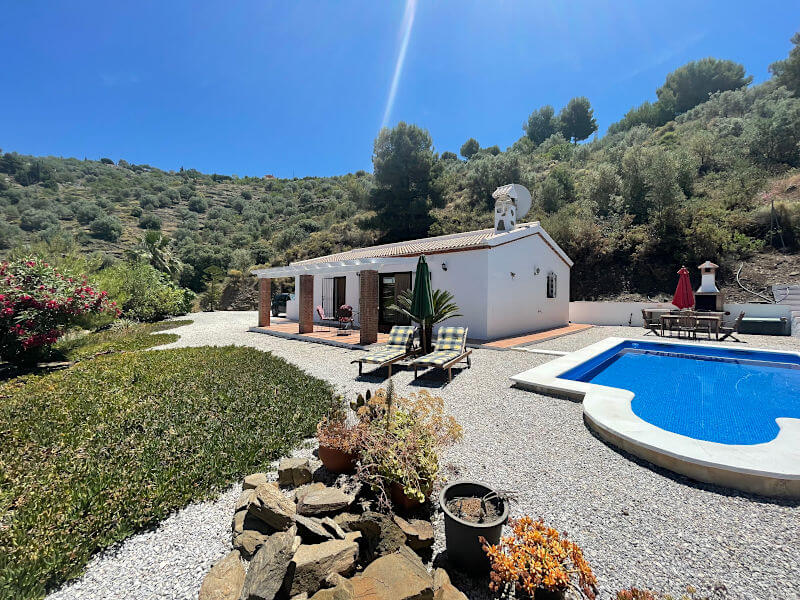 Spaans huisje aan de Costa del Sol met klein zwembad omringd door heuvels in de zon