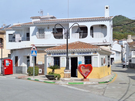 Benamargosa crossroads with laundry, copyright Christian Seidlitz