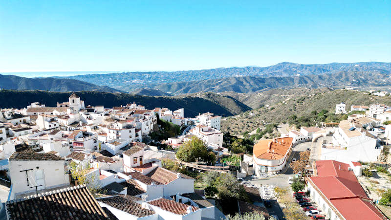 Sicht über den Dänchern Canillas de Aceituno und den Hügeln der Axarquia