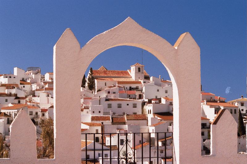 Comares Arabische poort met uitzicht op de kerk; Copyright Lutz Dausend