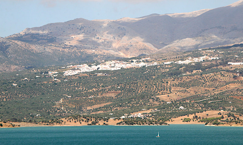 Periana mit La Vinuela Stausee, copyright Lutz Dausend