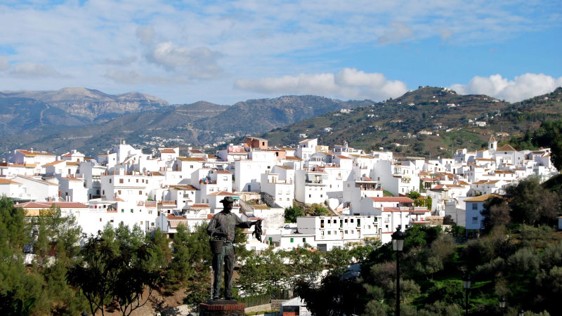 Aussicht auf Sayalonga mit der Seirra de la Tejada im Hintergrund
