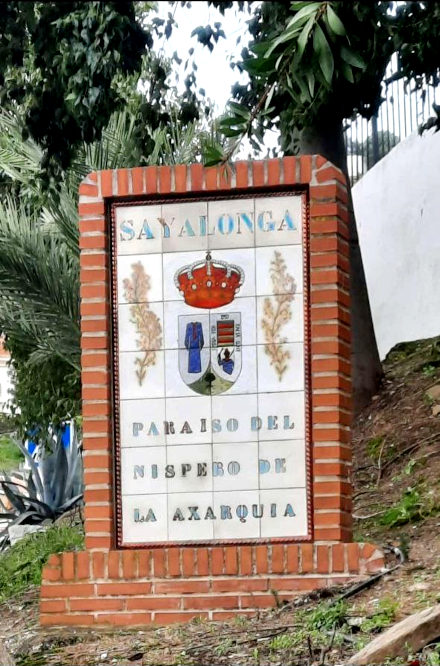Am Eingang des weißen Dorfes Sayalonga gibt es eine Schild: Sayalonga - Paraiso del Nispero de la Axaqrquia
