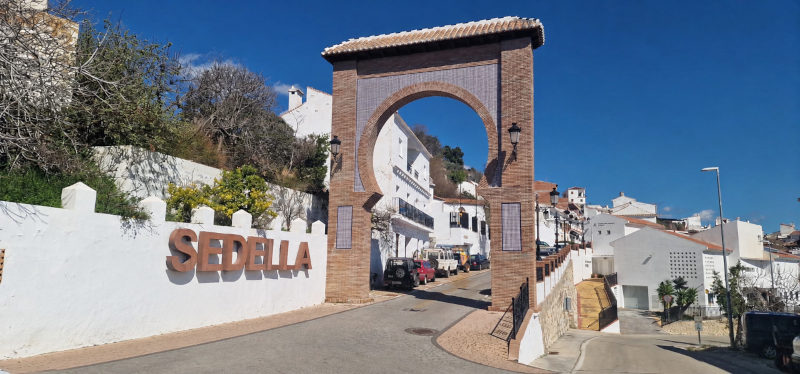 De toegang tot Sedella met de Moorse poort