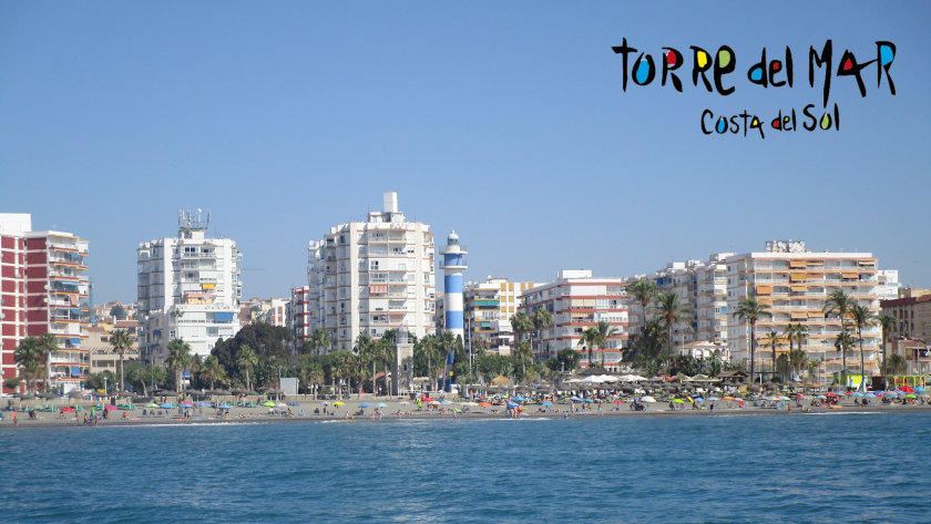 Wit dorpje Torre del Mar Kustzicht met vuurtoren en strand