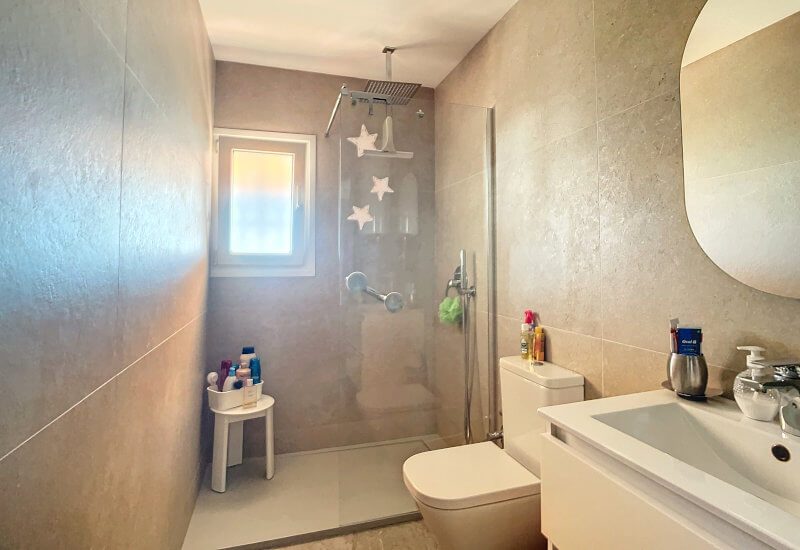 Das Badezimmer der Einliegerwohnung ist klein, aber mit einer großen Dusche