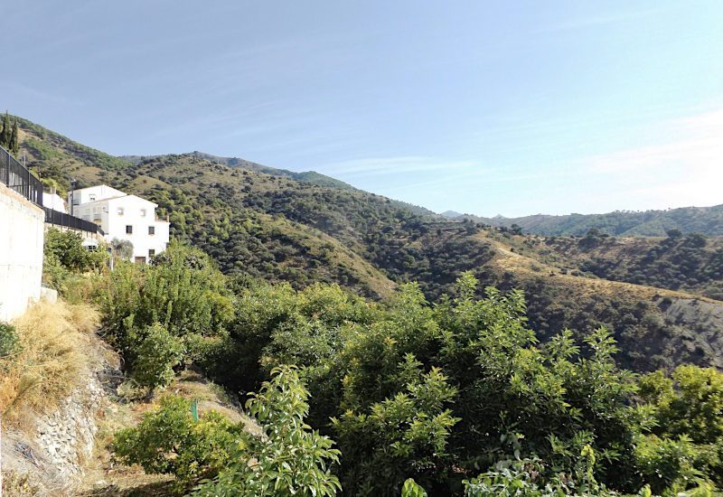 Uitzicht langs Sedella naar het Andalusische landschap