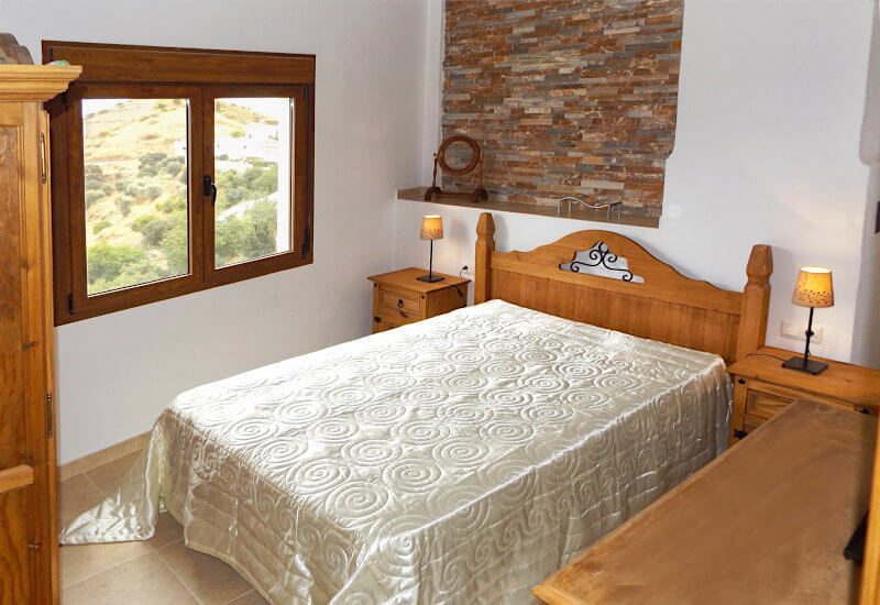 De slaapkamer 1 heeft een kingsize bed, een groot raam en een mooie kledingkast.