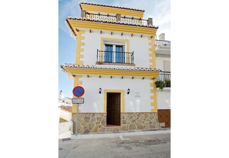 Ingang van calle Villa de Castillo tot hoogwaardig herenhuis in Sedella
