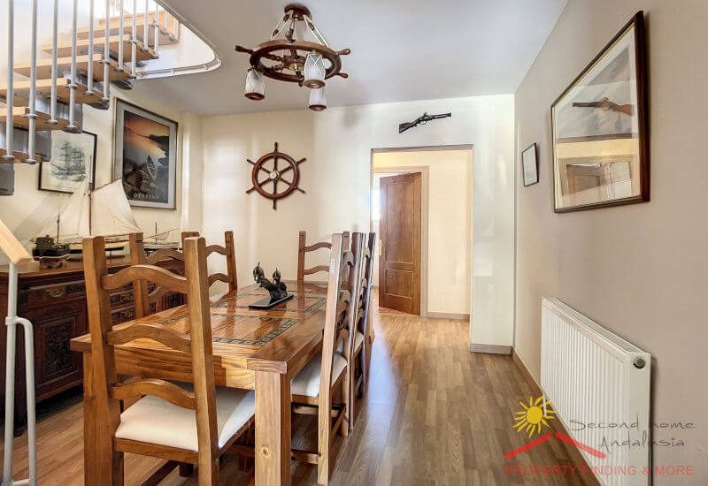 Der Essbereich befindet sich in der Mitte des Hauses und ist mit der Küche verbunden.