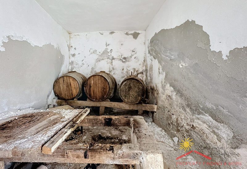 Oude wijnvaten in de leefruimte van het oude huis