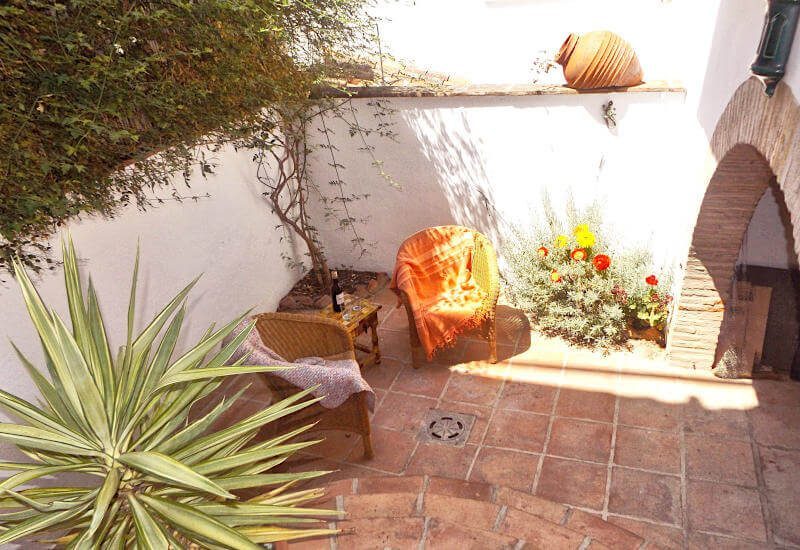 Een kleine binnenplaats met mooie schaduw van de Andalusische zon 