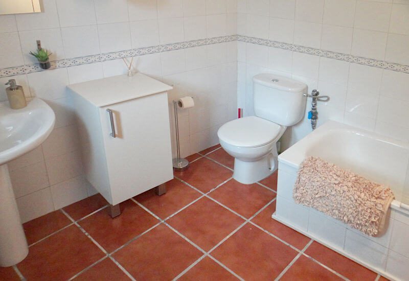 Schönes Badezimmer mit Badewanne und Toilette in einem Haus an der Costa del Sol