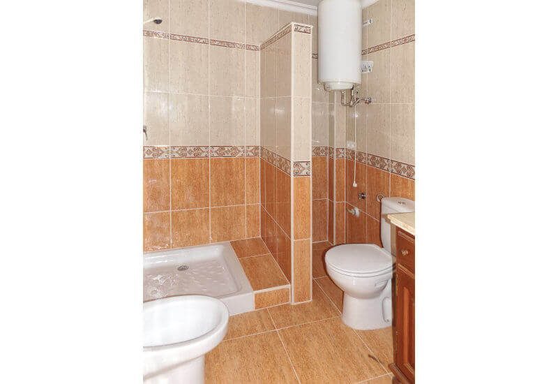 Badezimmer der zum Verkauf stehenden Wohnung in Canillas de Aceituno