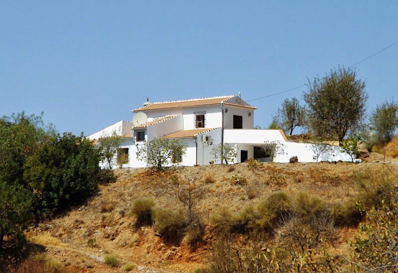 Casa Las Jacintas staat, zoals te zien op deze foto midden in de natuur, ontworpen als een typisch Spaans huis.