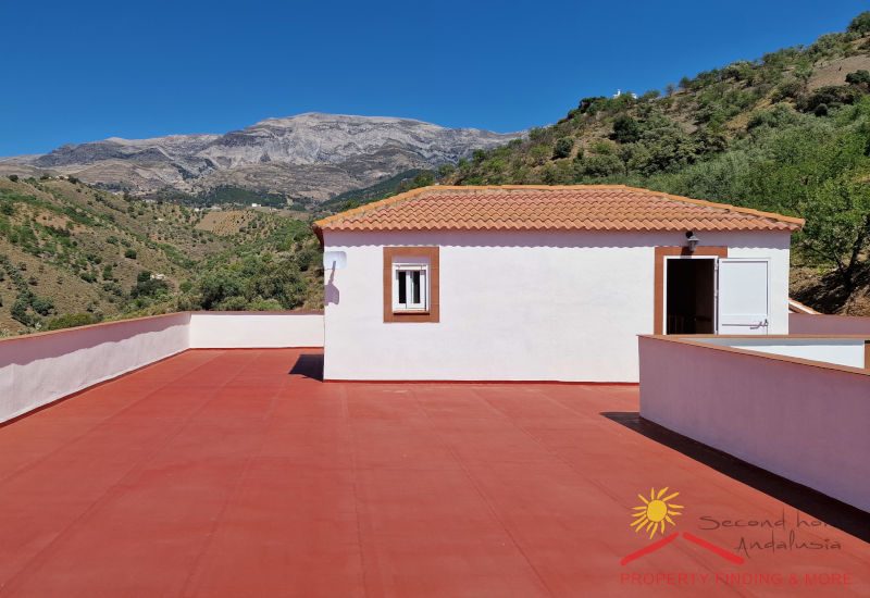 Die Dachterrasse erstreckt sich über das gesamte Haus und bietet einen wunderschönen Blick auf die Maroma
