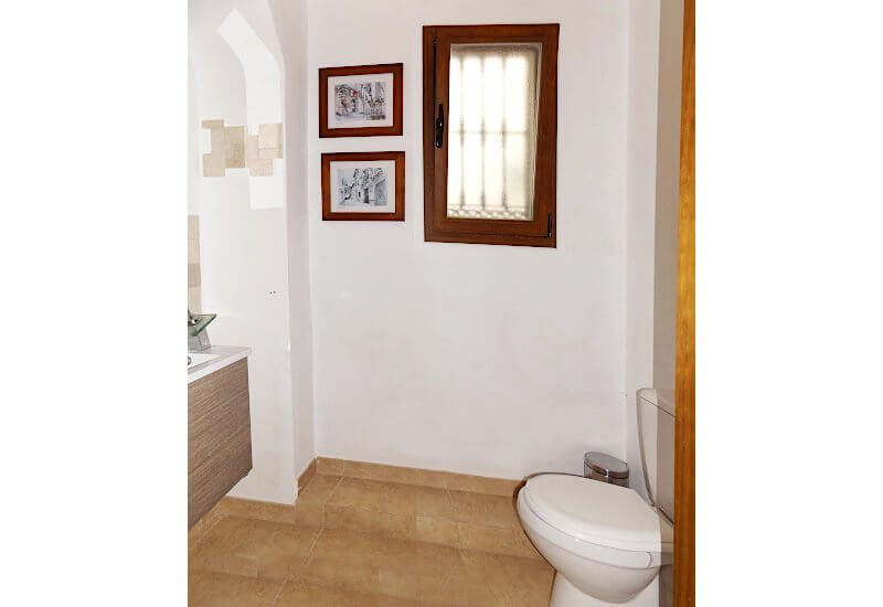 Beneden bij de ingang is een apart toilet.