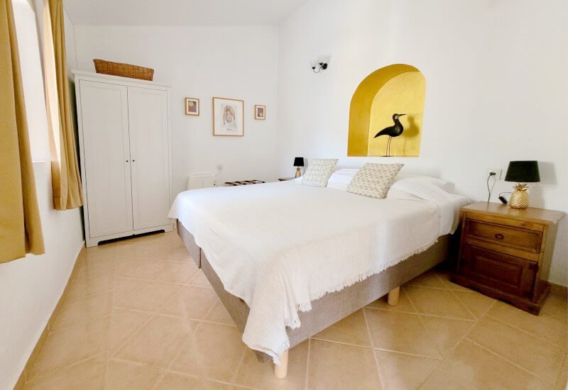 De Casita heeft een grote slaapkamer met een tweepersoonsbed