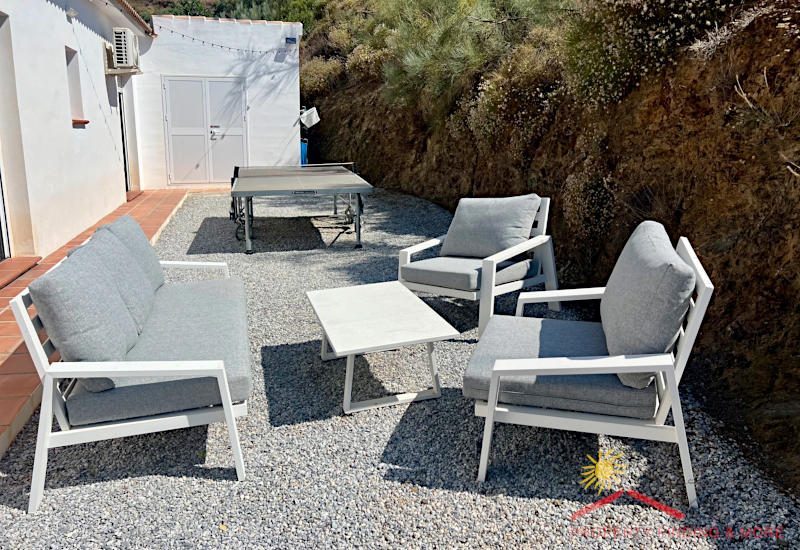 Het terras ligt voor de slaapkamer met zithoek en tafeltennistafel